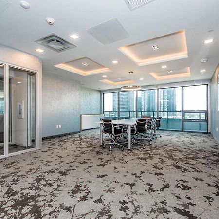 Condo In Parklawn & Lake Shore With Free Parking Close To Airport Торонто Екстериор снимка