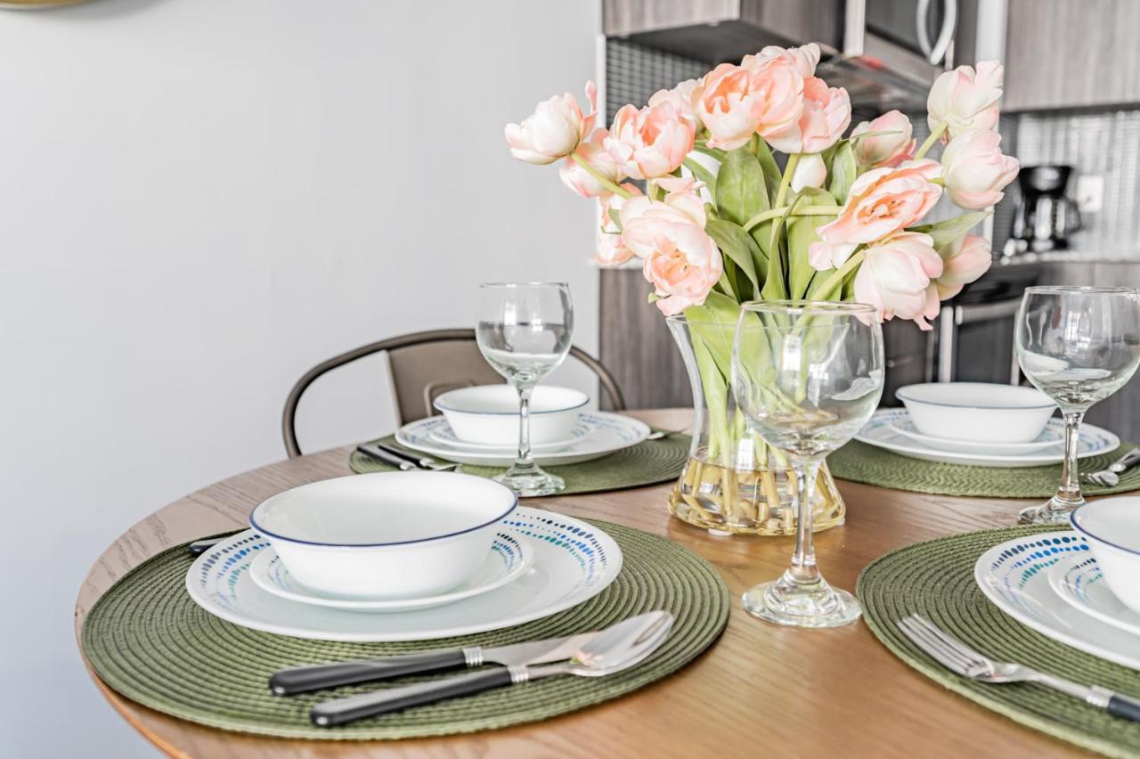 Condo In Parklawn & Lake Shore With Free Parking Close To Airport Торонто Екстериор снимка