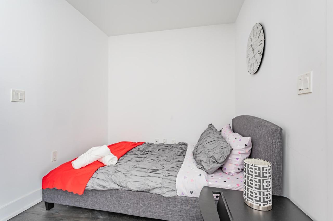 Condo In Parklawn & Lake Shore With Free Parking Close To Airport Торонто Екстериор снимка
