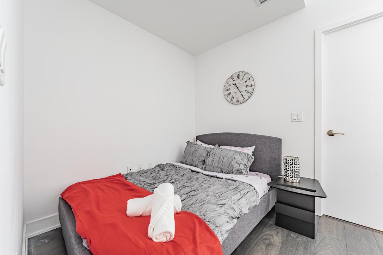 Condo In Parklawn & Lake Shore With Free Parking Close To Airport Торонто Екстериор снимка