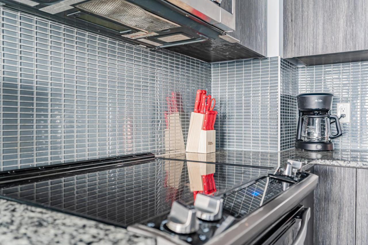Condo In Parklawn & Lake Shore With Free Parking Close To Airport Торонто Екстериор снимка