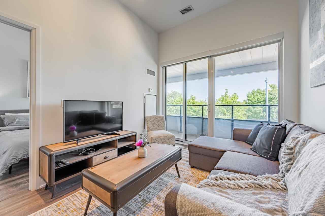 Condo In Parklawn & Lake Shore With Free Parking Close To Airport Торонто Екстериор снимка