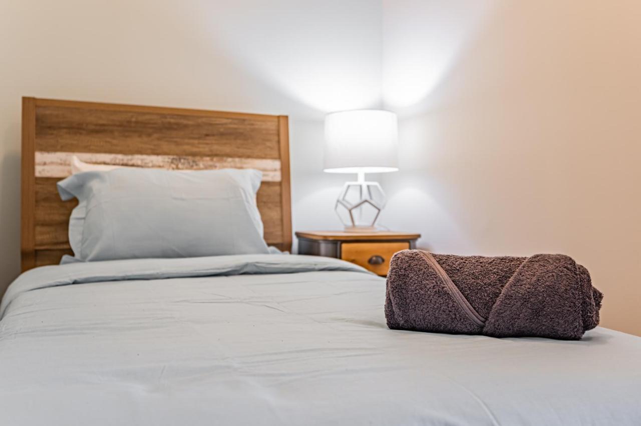 Condo In Parklawn & Lake Shore With Free Parking Close To Airport Торонто Екстериор снимка