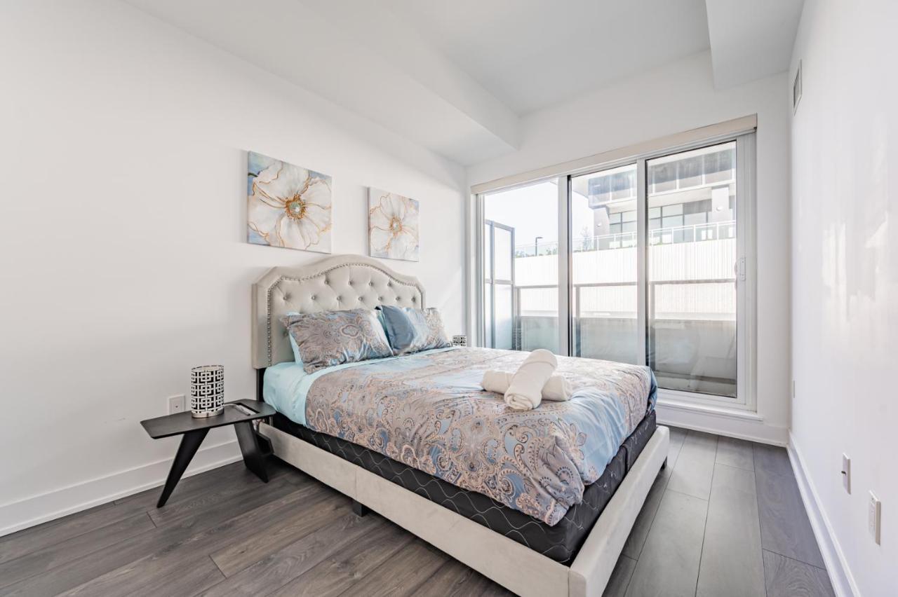 Condo In Parklawn & Lake Shore With Free Parking Close To Airport Торонто Екстериор снимка