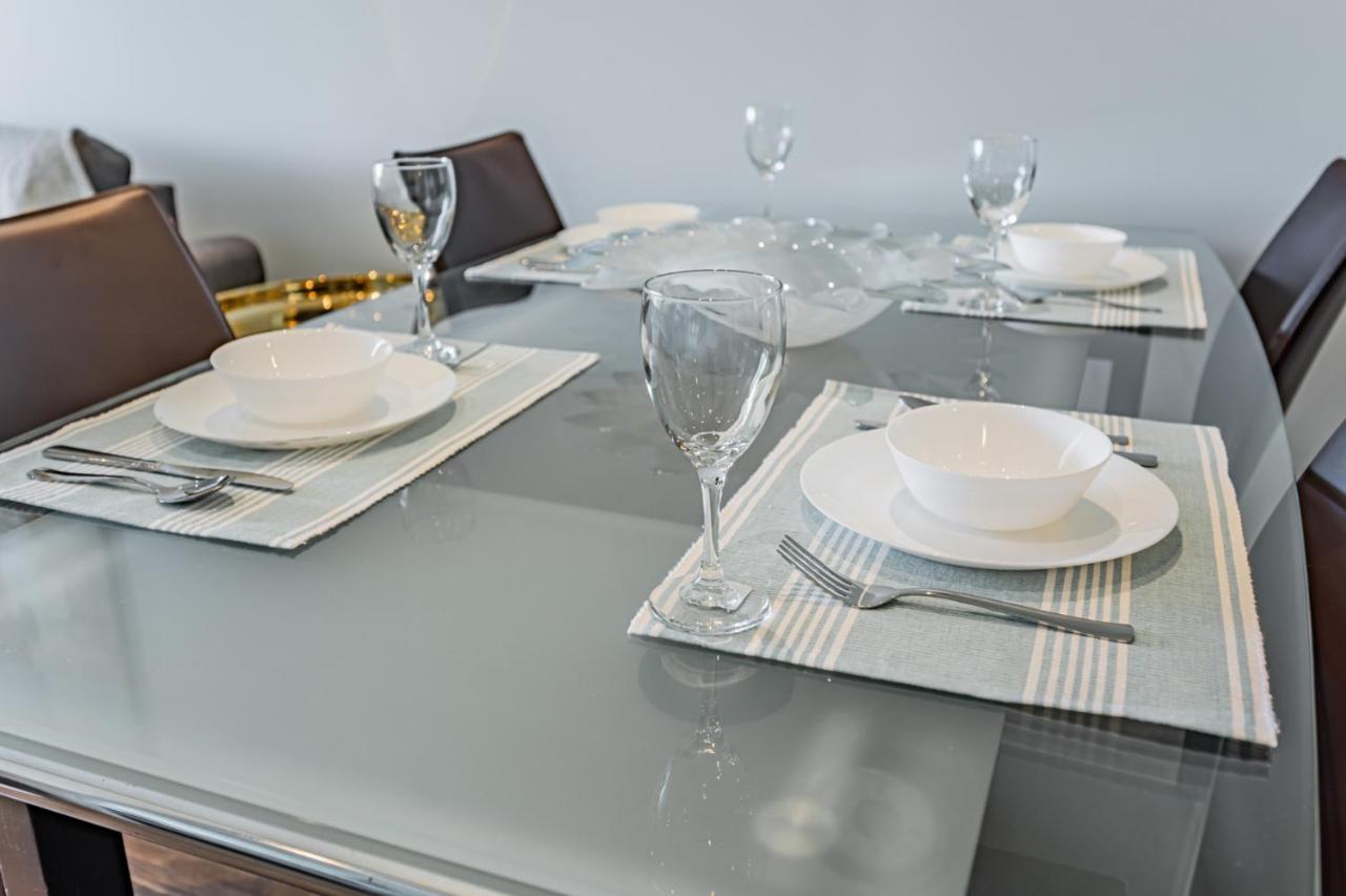 Condo In Parklawn & Lake Shore With Free Parking Close To Airport Торонто Екстериор снимка
