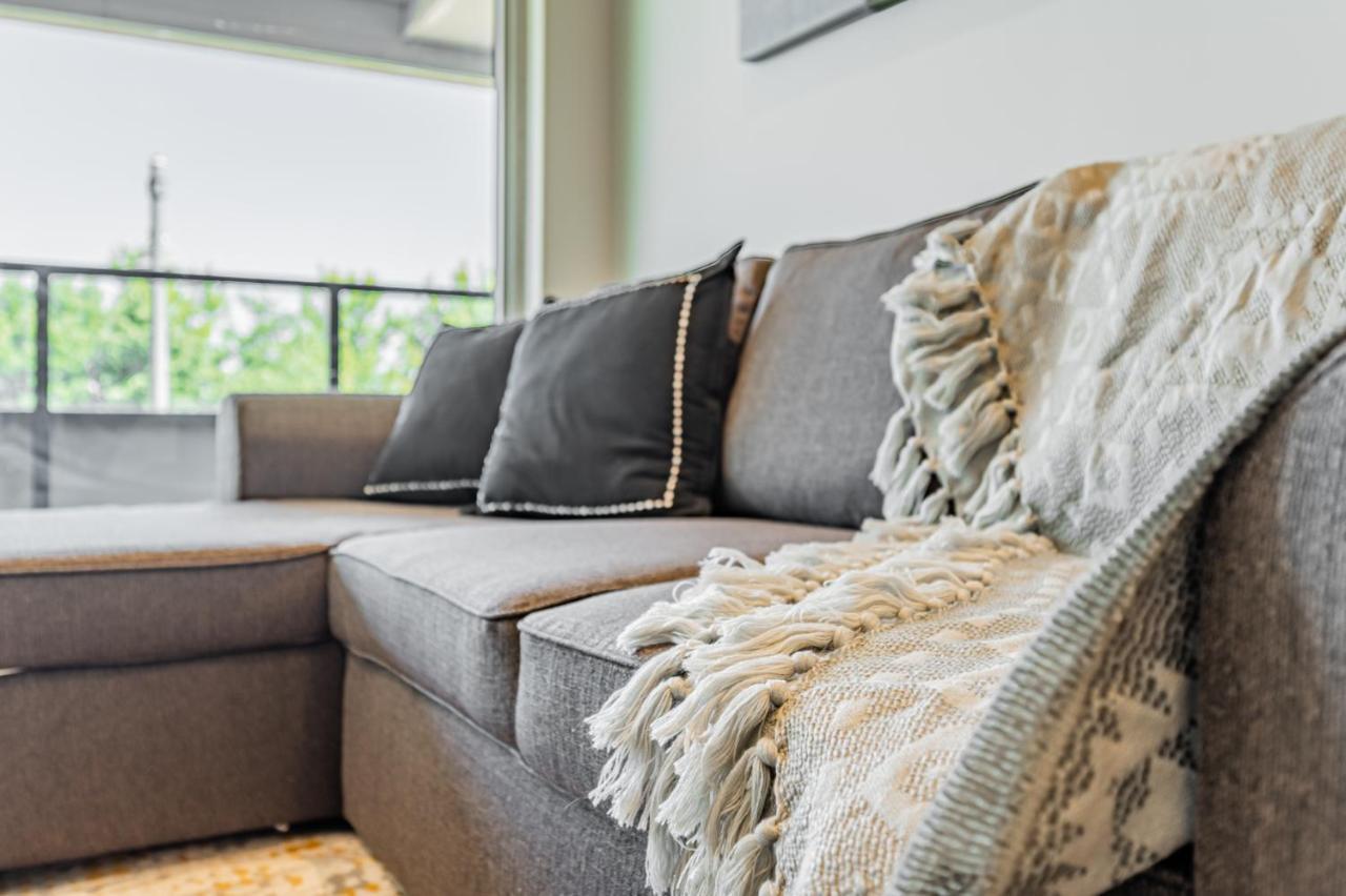 Condo In Parklawn & Lake Shore With Free Parking Close To Airport Торонто Екстериор снимка