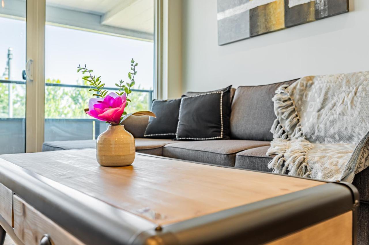 Condo In Parklawn & Lake Shore With Free Parking Close To Airport Торонто Екстериор снимка