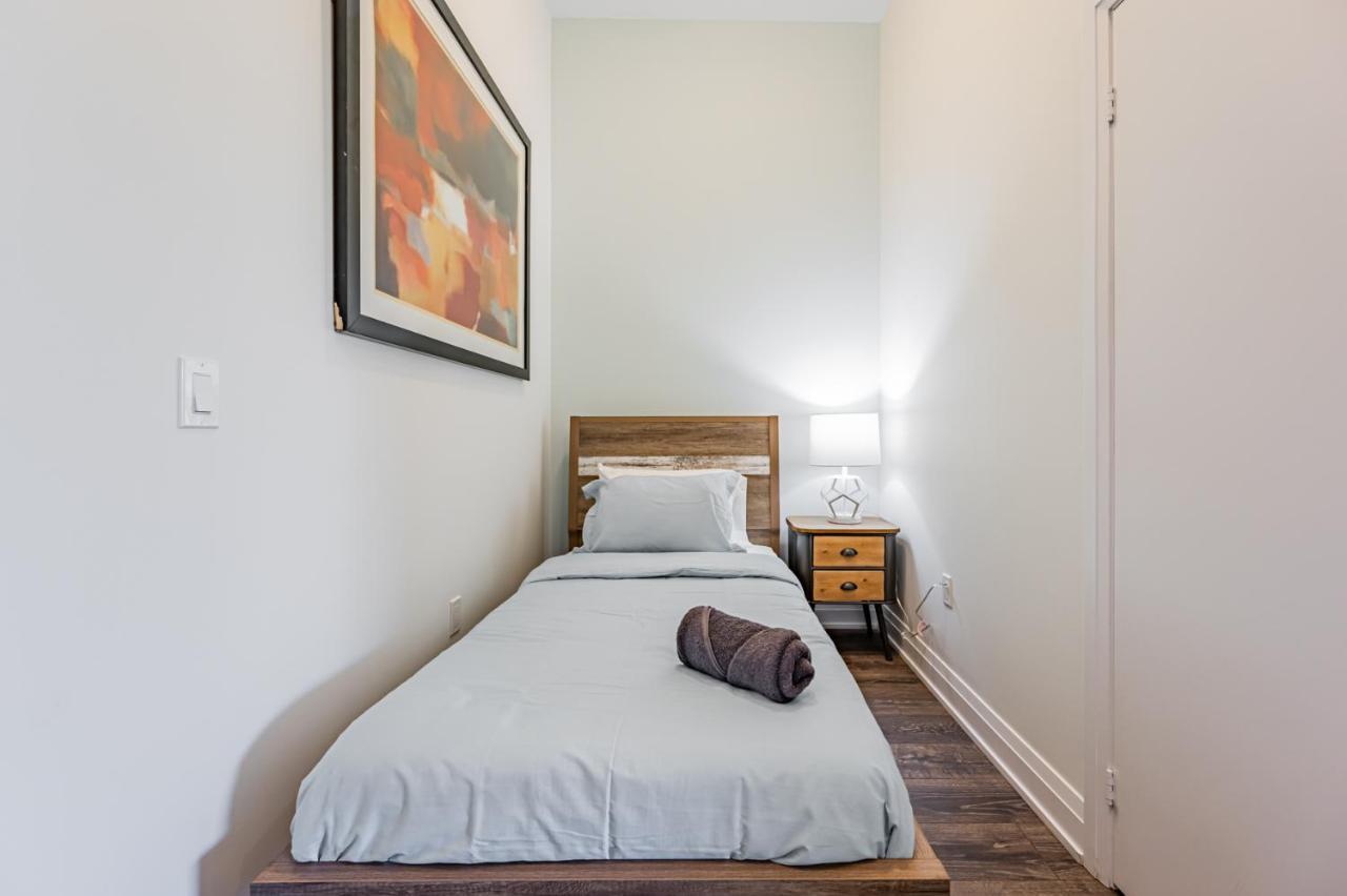 Condo In Parklawn & Lake Shore With Free Parking Close To Airport Торонто Екстериор снимка