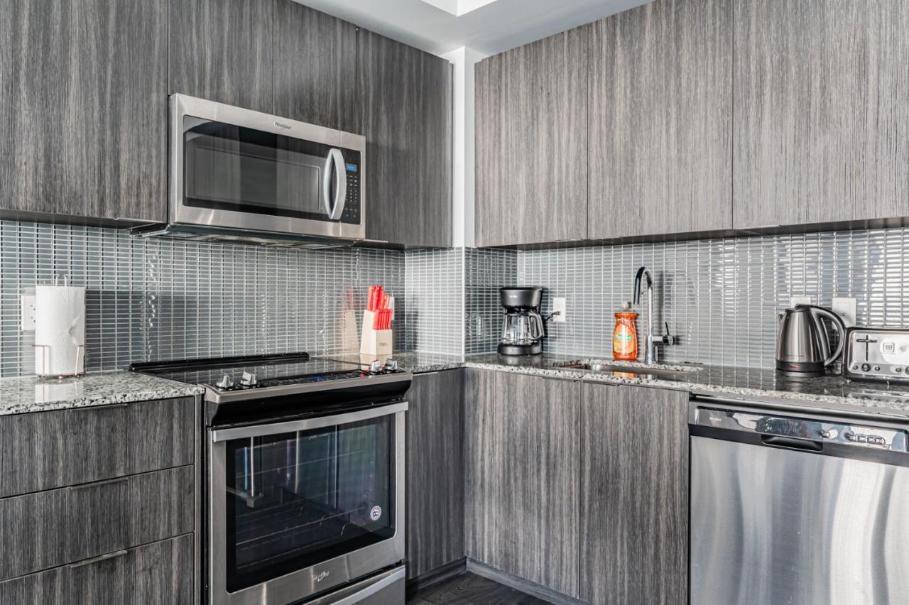 Condo In Parklawn & Lake Shore With Free Parking Close To Airport Торонто Екстериор снимка