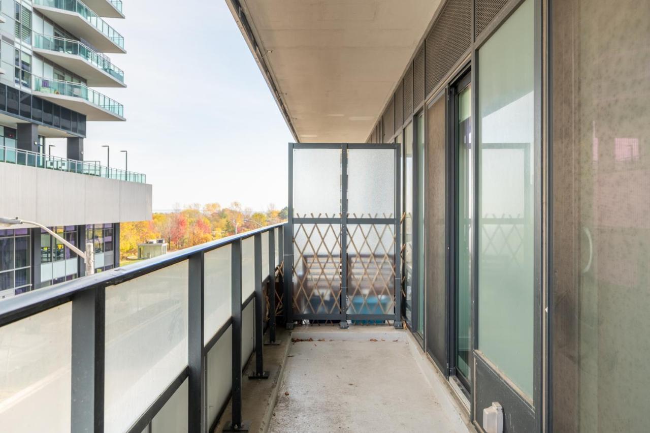 Condo In Parklawn & Lake Shore With Free Parking Close To Airport Торонто Екстериор снимка