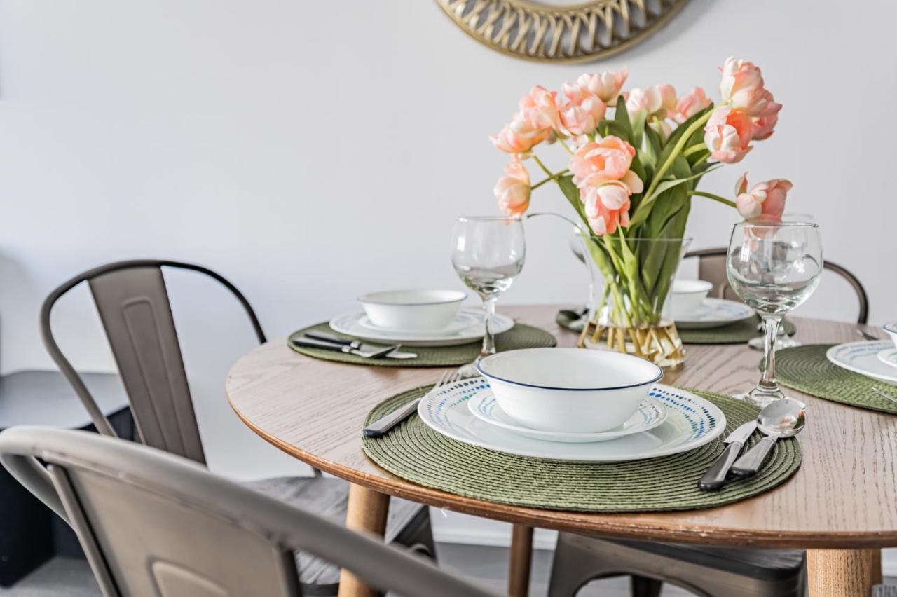 Condo In Parklawn & Lake Shore With Free Parking Close To Airport Торонто Екстериор снимка