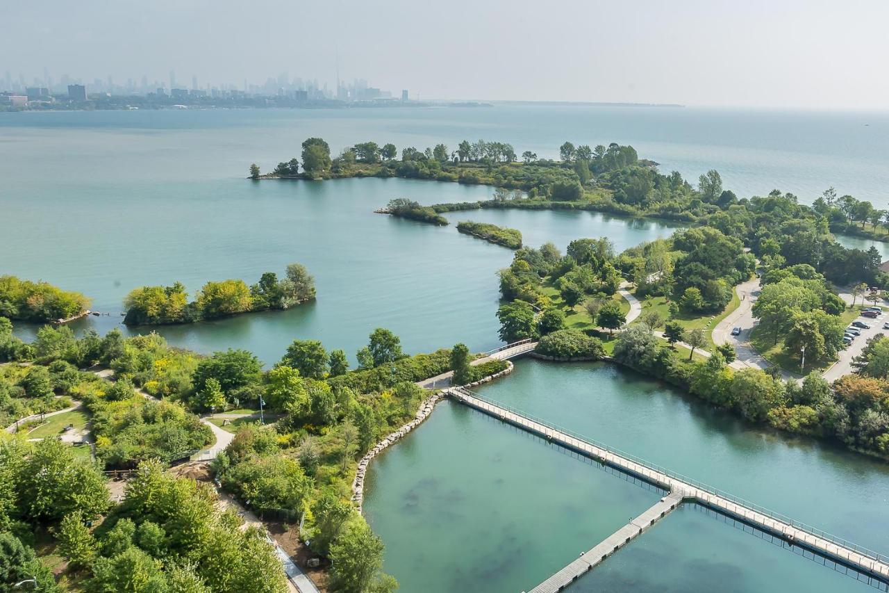 Condo In Parklawn & Lake Shore With Free Parking Close To Airport Торонто Екстериор снимка