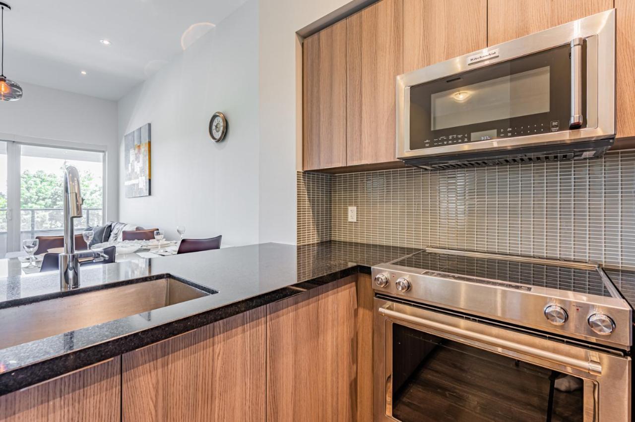 Condo In Parklawn & Lake Shore With Free Parking Close To Airport Торонто Екстериор снимка
