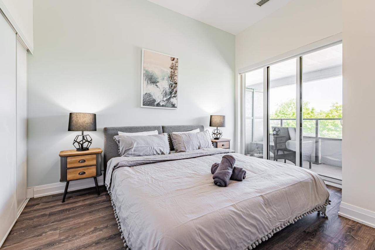 Condo In Parklawn & Lake Shore With Free Parking Close To Airport Торонто Екстериор снимка