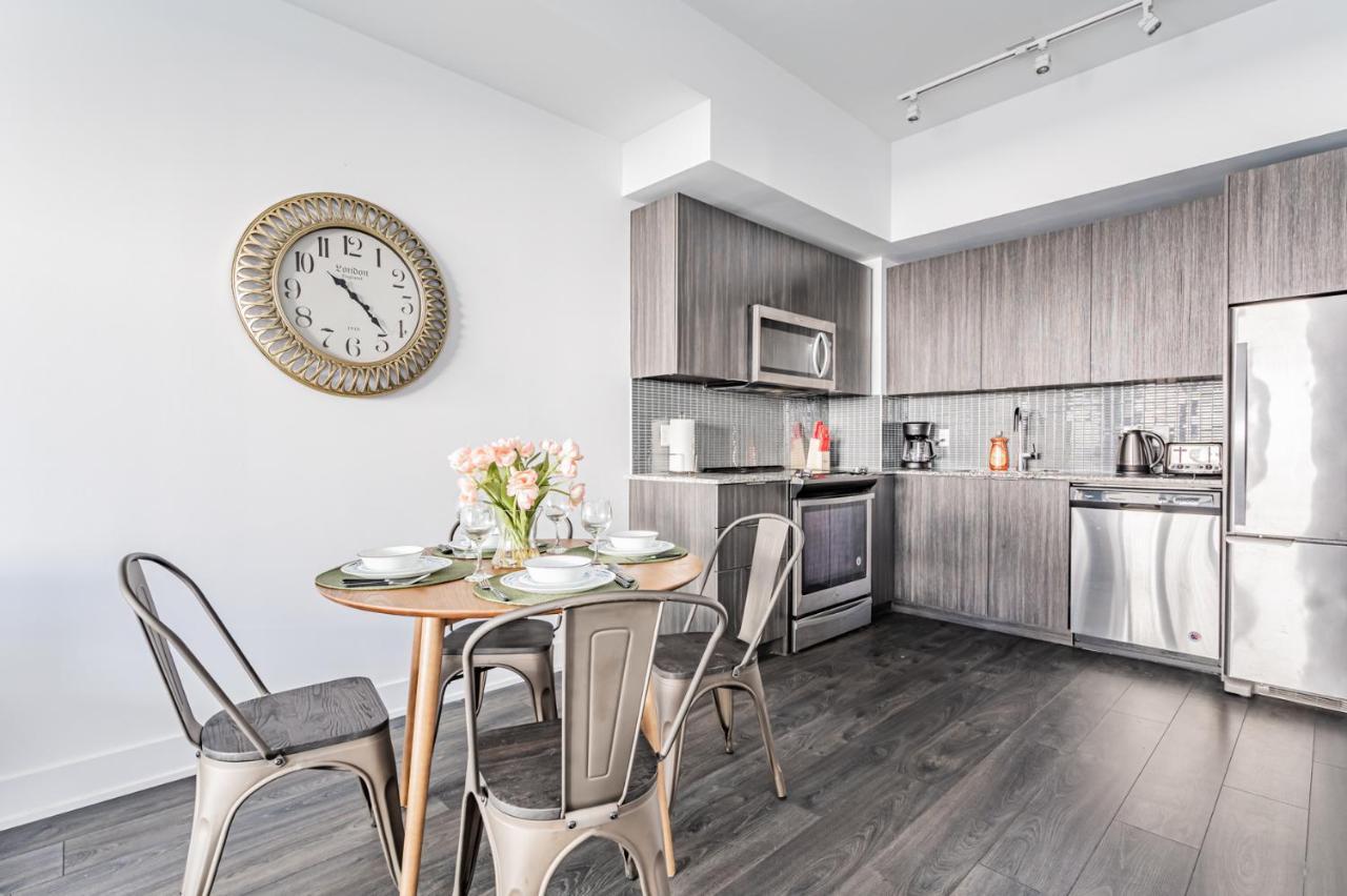 Condo In Parklawn & Lake Shore With Free Parking Close To Airport Торонто Екстериор снимка