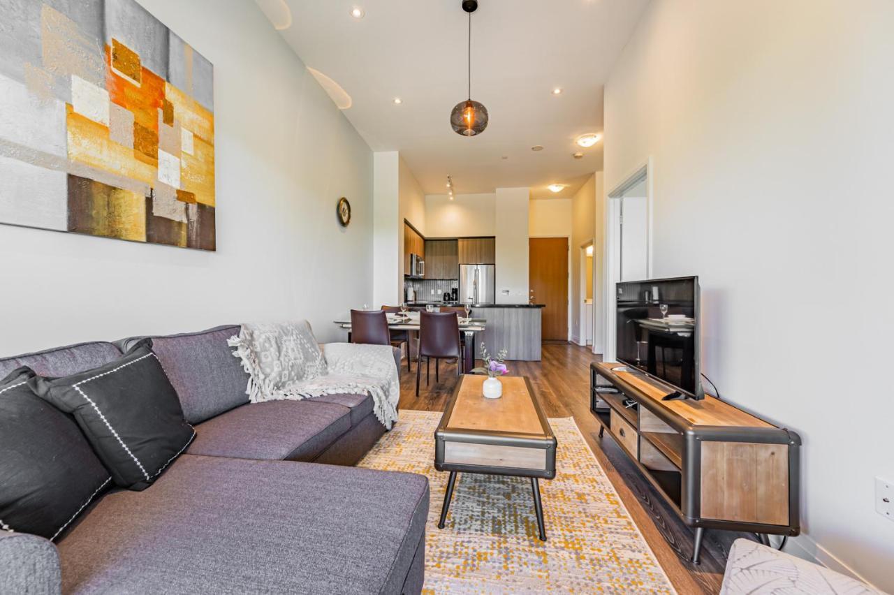 Condo In Parklawn & Lake Shore With Free Parking Close To Airport Торонто Екстериор снимка