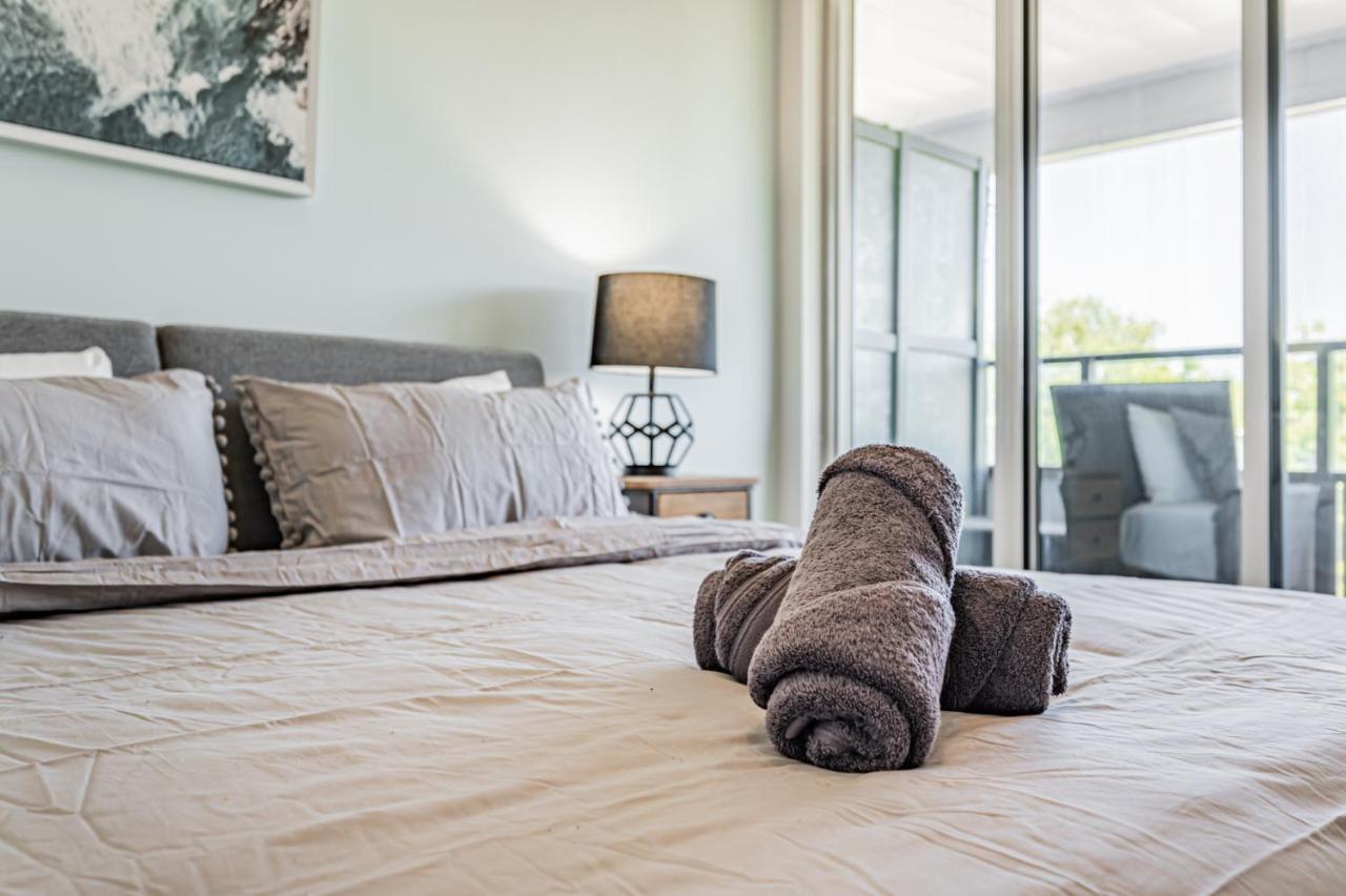 Condo In Parklawn & Lake Shore With Free Parking Close To Airport Торонто Екстериор снимка