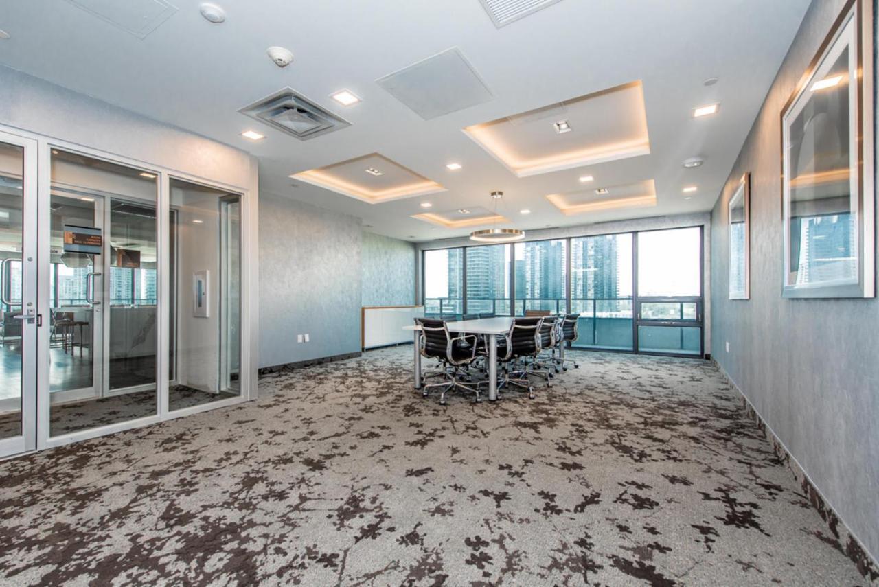 Condo In Parklawn & Lake Shore With Free Parking Close To Airport Торонто Екстериор снимка