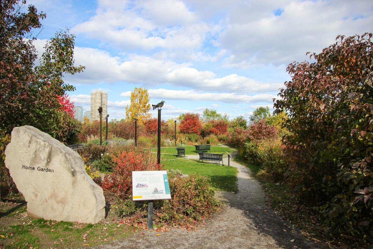 Condo In Parklawn & Lake Shore With Free Parking Close To Airport Торонто Екстериор снимка