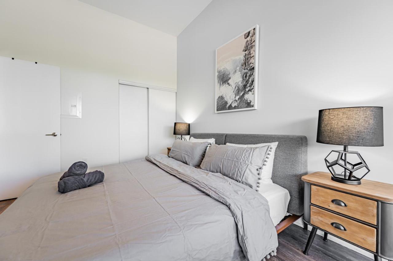 Condo In Parklawn & Lake Shore With Free Parking Close To Airport Торонто Екстериор снимка