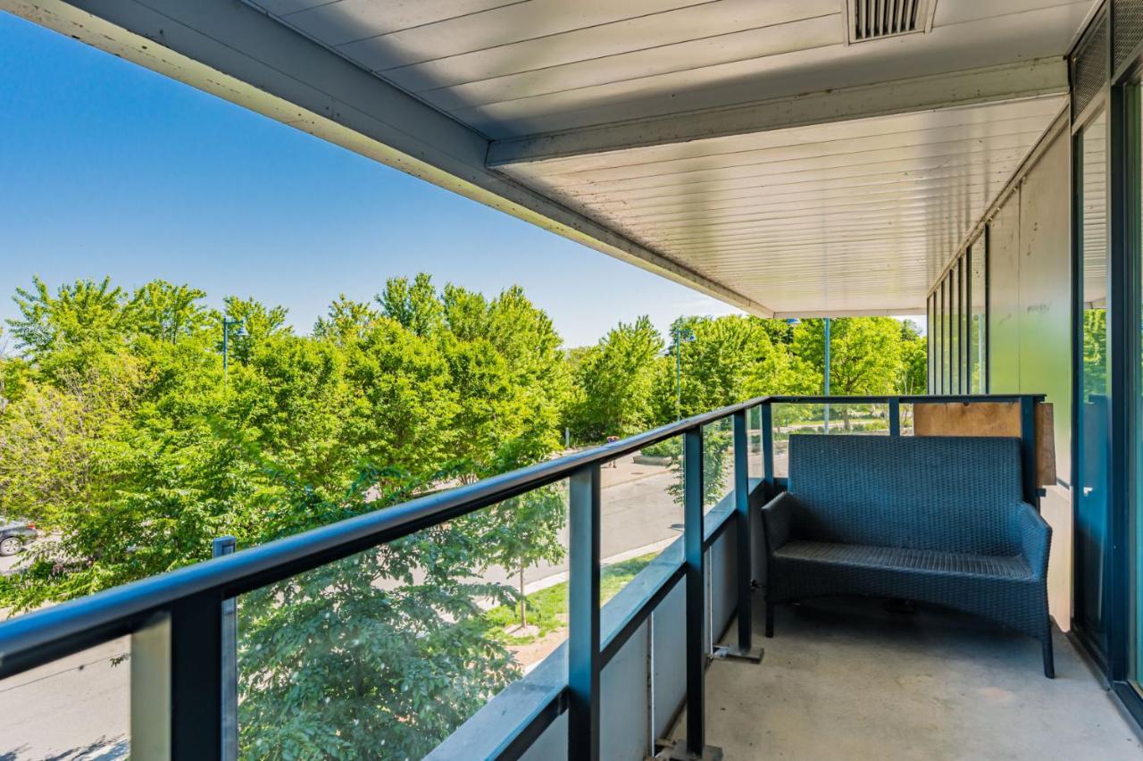 Condo In Parklawn & Lake Shore With Free Parking Close To Airport Торонто Екстериор снимка