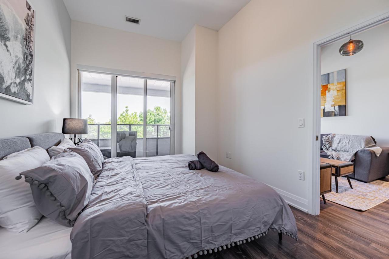 Condo In Parklawn & Lake Shore With Free Parking Close To Airport Торонто Екстериор снимка