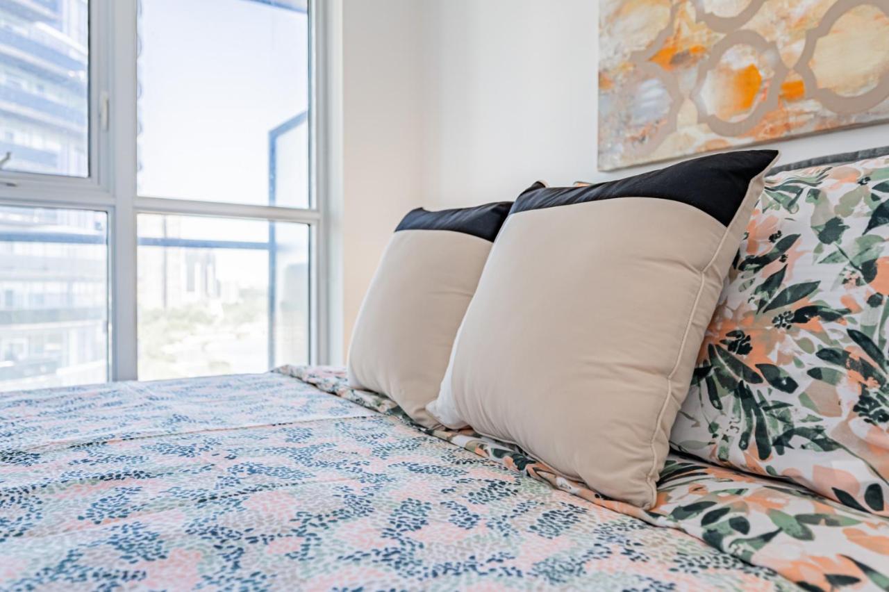 Condo In Parklawn & Lake Shore With Free Parking Close To Airport Торонто Екстериор снимка
