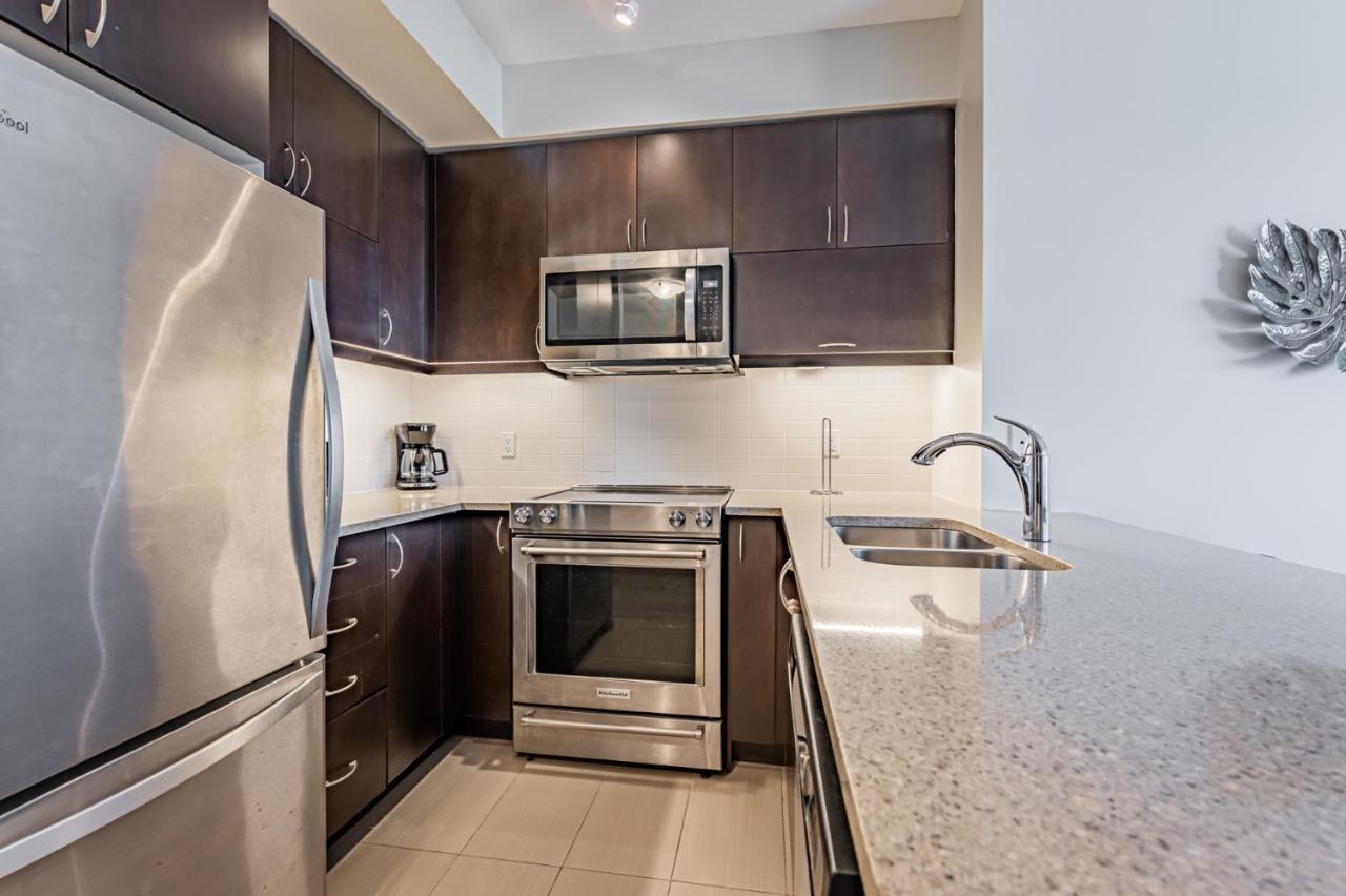Condo In Parklawn & Lake Shore With Free Parking Close To Airport Торонто Екстериор снимка