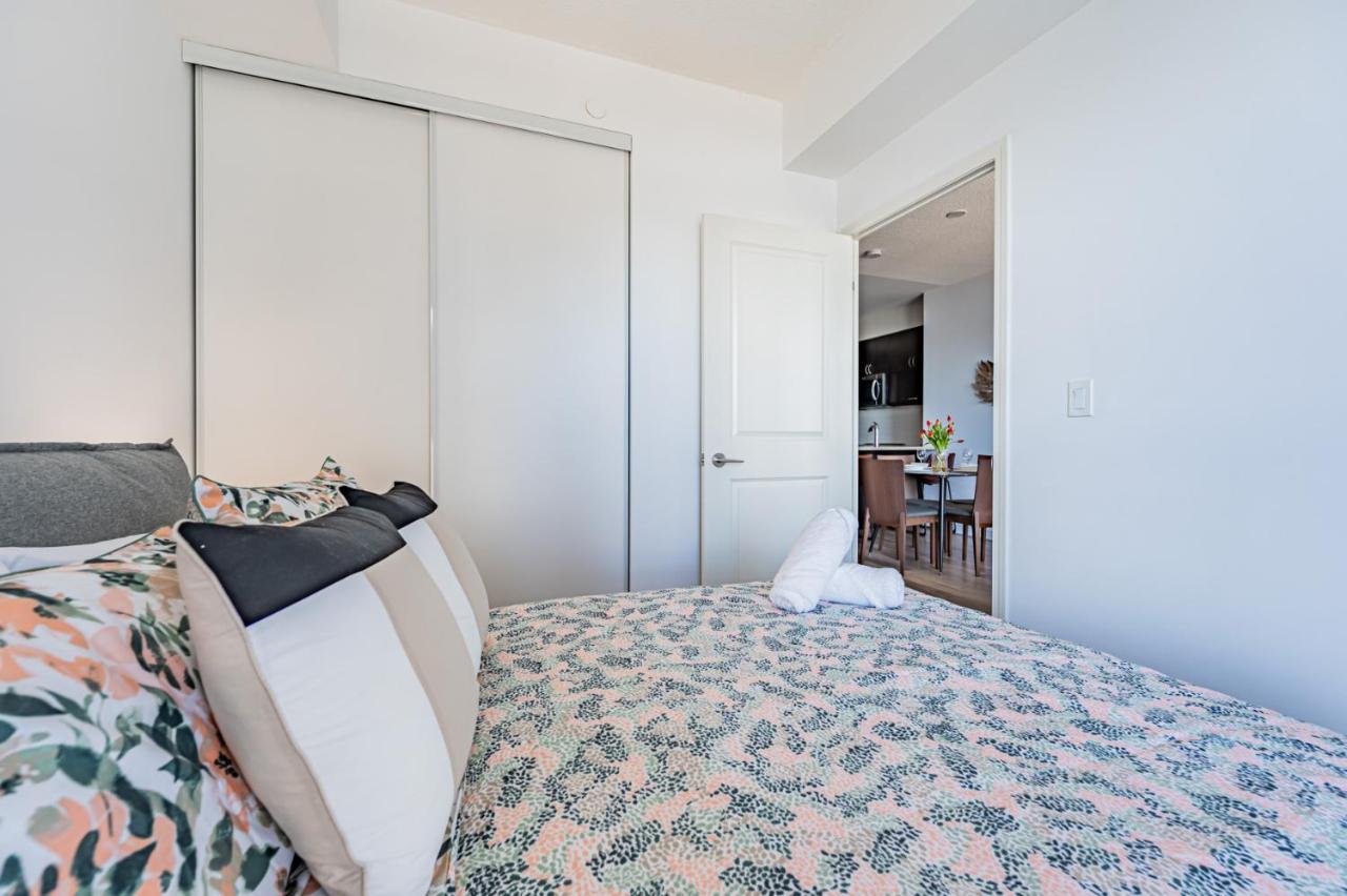 Condo In Parklawn & Lake Shore With Free Parking Close To Airport Торонто Екстериор снимка